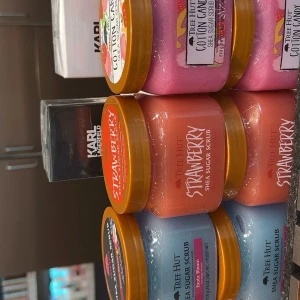 Tree Hut Shea Sugar Scrub trio - Färgglada burkar med Tree Hut Shea Sugar Scrub i dofterna Cotton Candy (rosa), Strawberry (röd/rosa) och Exotic Bloom (ljusblå). Sockerpeelingarna kommer i runda plastburkar med orange lock och är perfekta för att ge huden en mjuk och fräsch känsla. 100kr styck 