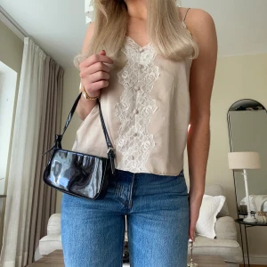 Superfin handväska  - Säljer denna superfina handväskan i lack material från mango💗