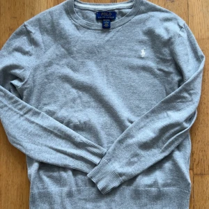 Grå stickad Ralph Lauren tröja - Väldigt bra skick, endast testad, storlek L(14-16) men passar mig som har S. 