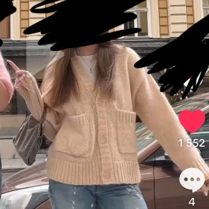 Kappahl kofta  - Säljer denna super fina kofta från Kappahl fast i mörkbrun 💕 Jätte fint skick, ny pris 700kr 🥰Skriv för egna bilder! (Lånade bilder)