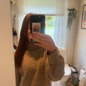 Beige stickad polotröja - Mysig beige stickad polotröja med breda ribbade muddar och hög krage. Tröjan har en loose fit och är perfekt för kyliga dagar. Materialet känns mjukt och värmande, och färgen är lätt att matcha med det mesta. Anvånt 1 gång då jag inte gillar att ha krage på tröjor men var inget för mig💞pris går att diskutera💞