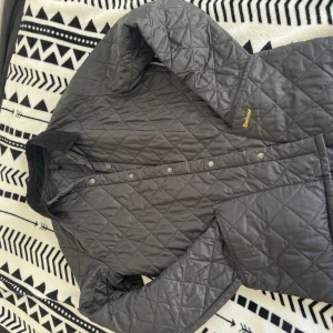Barbour Jacka - Barbour jacka som är i ett otroligt bra skick. Är i storlek M men passar även L och XL då den är rätt oversized.