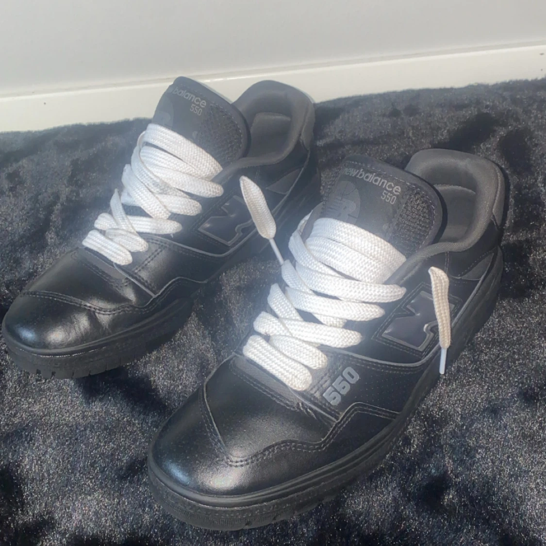 Svarta New Balance 550