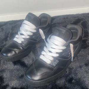 Svarta New Balance 550  - Säljer nu mina new balance 550 då jag inte använder dom…. Skorna har använts runt 10 gånger och är i ny skick.. Jag har bytt till vita snören men orginal snören fås med.. finns ingen box eller kvitto.. hör av dig om du har några frågor. MVH Victor 