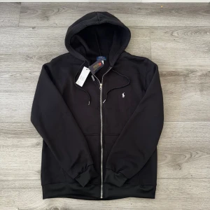 Svart Polo Ralph Lauren zip Kofta - Helt ny Ralph Lauren kofta med original taggar ✅Passar perfekt för vintern och vår ete kvalité 