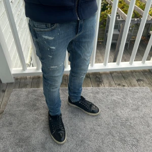 Ljusblåa jeans från Jack and Jones W29/L32 - Sjuk snygga jeans från Jack and Jones i färgen ljusblå. Ass feta revor från fabrik. I storleken W29/L32. Modell Skinny Liam. Nyskick 10/10! 😀