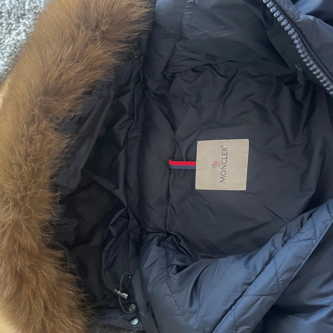 Mörkblå Moncler dunjacka med pälshuva - 2