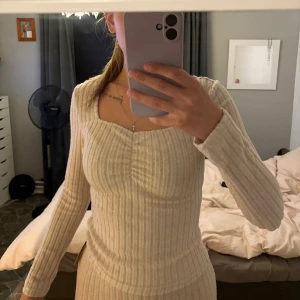 Tröja - Säljer en beige ribbad tröja med lång ärm och snygg v-ringad hals. 