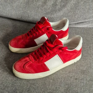 Valentino flycrews - Snygga röda sneakers från Valentino Garavani med vit sidopanel | två nitar saknad annars riktigt bra skick | endast skorna medföljer 