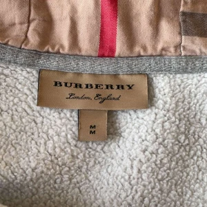 Kofta - En burberry kofta (inte äkta) som jag säljer åt en vän då den är för liten. Finns inga synliga skador. Den är i storlek M