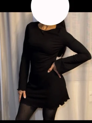 Svart långärmad kortklänning - Säljer en svart kortklänning med långärmar som är lätt utsvängd nederdel. Klänningen har en enkel, basic och är i ett mjukt material som inte är så jätte stretchigt men lite🫶🏼