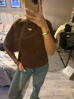 Brun kortärmad topp i bomull - Jätte fin brun tröja i nytt skick🩷