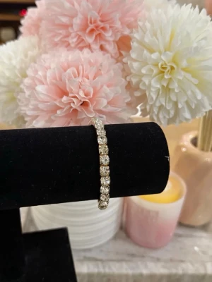 Guld Armband - Helt ny aldrig använd. Justerbar. Rostfritt stål.