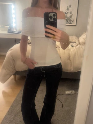 Vit offshoulder topp - Trendig vit offshoulder topp med croppad passform. Kommer inte ihåg vart den är ifrån, knappt använd!