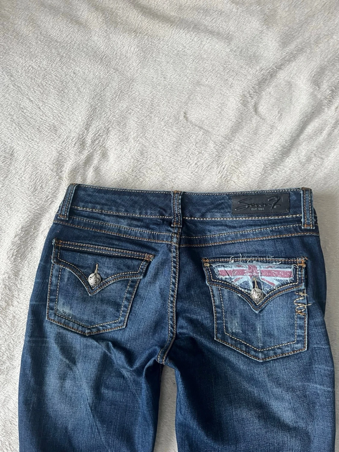 Lågmidjade jeans med slitningar  - 2