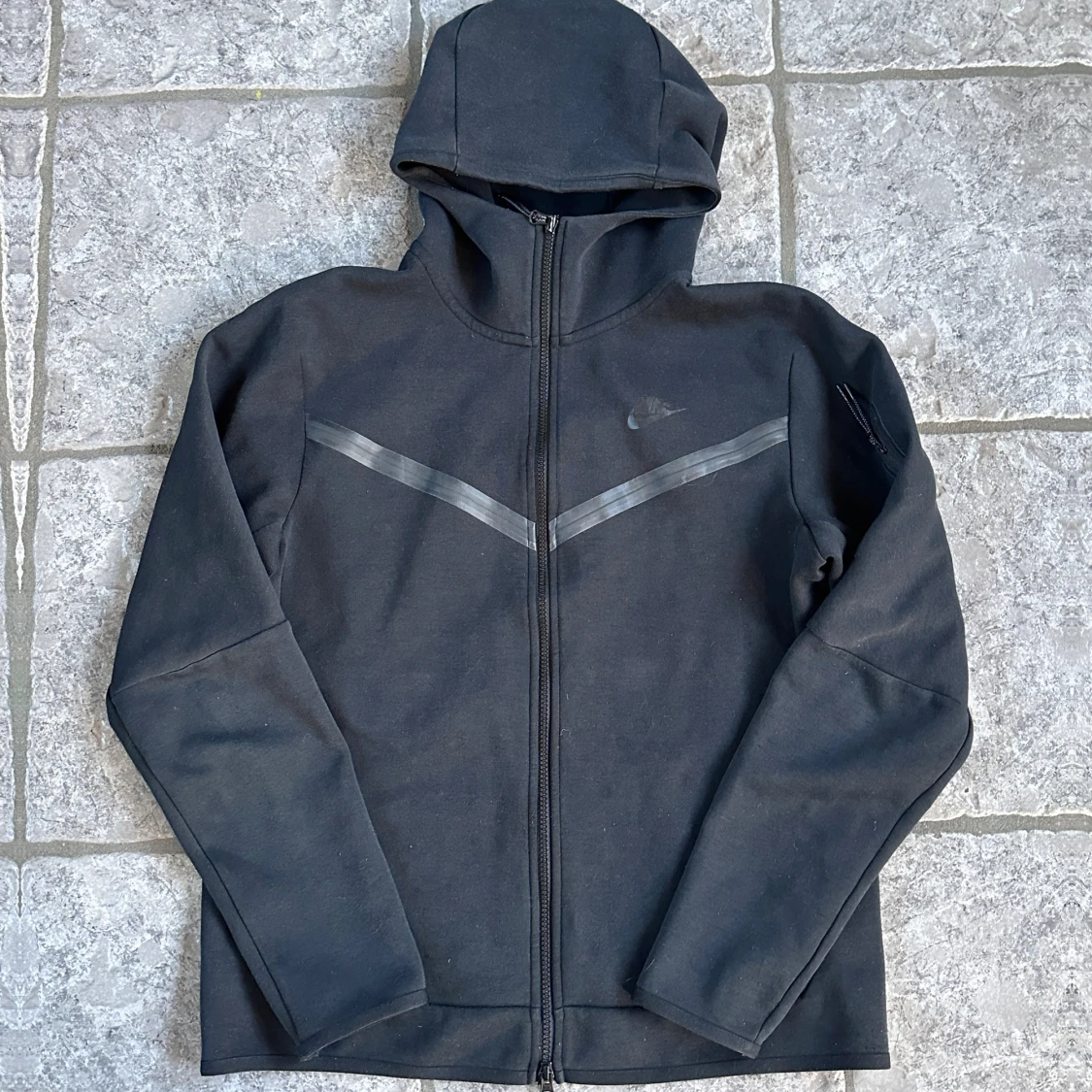 Svart Nike Tech Fleece hoodie