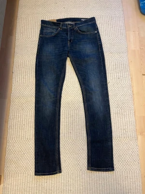 Dondup George jeans i nyskick endast använda 1 gång! - Säljer dessa dondups i modellen George som endast är använda 1 gång och alltså i princip nya. Riktigt snygg mörkblå färg med en riktigt snygg wash! Pris kan diskuteras vid snabb affär!