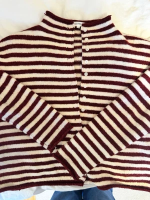 Randig kofta  - Mysig randig kofta! Lite nopprig (därav priset) men inget man inte kan noppra bort!