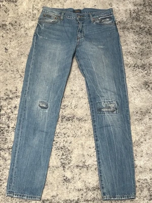 Ralph Lauren jeans - Ett par riktigt fina och äldre Ralph Lauren jeans i storlek 170 vilket motsvarar XL i barnstorlek! De har en mycket liten färgfläck på baksidan, men syns knappt och märks inte ifall man inte vet om den! Annars är kvaliten: 9/10! 👌 Nypris: ca 1 500kr! 💰Skriv om du är i behov av fler bilder!📸 Fråga på vid funderingar! 🖋️ Fraktar alltid senast dagen efter beställning om inte tidigare!📦