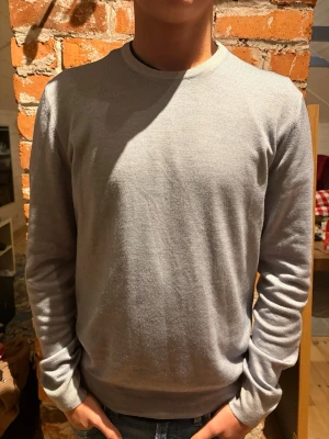 Merinoull tröja - Säljer min merinoull tröja från märket Bellini, tröjan är gjord i Italien och är i väldigt bra kvalite! Strl S och passar mig som är 170cm och väger 60kg