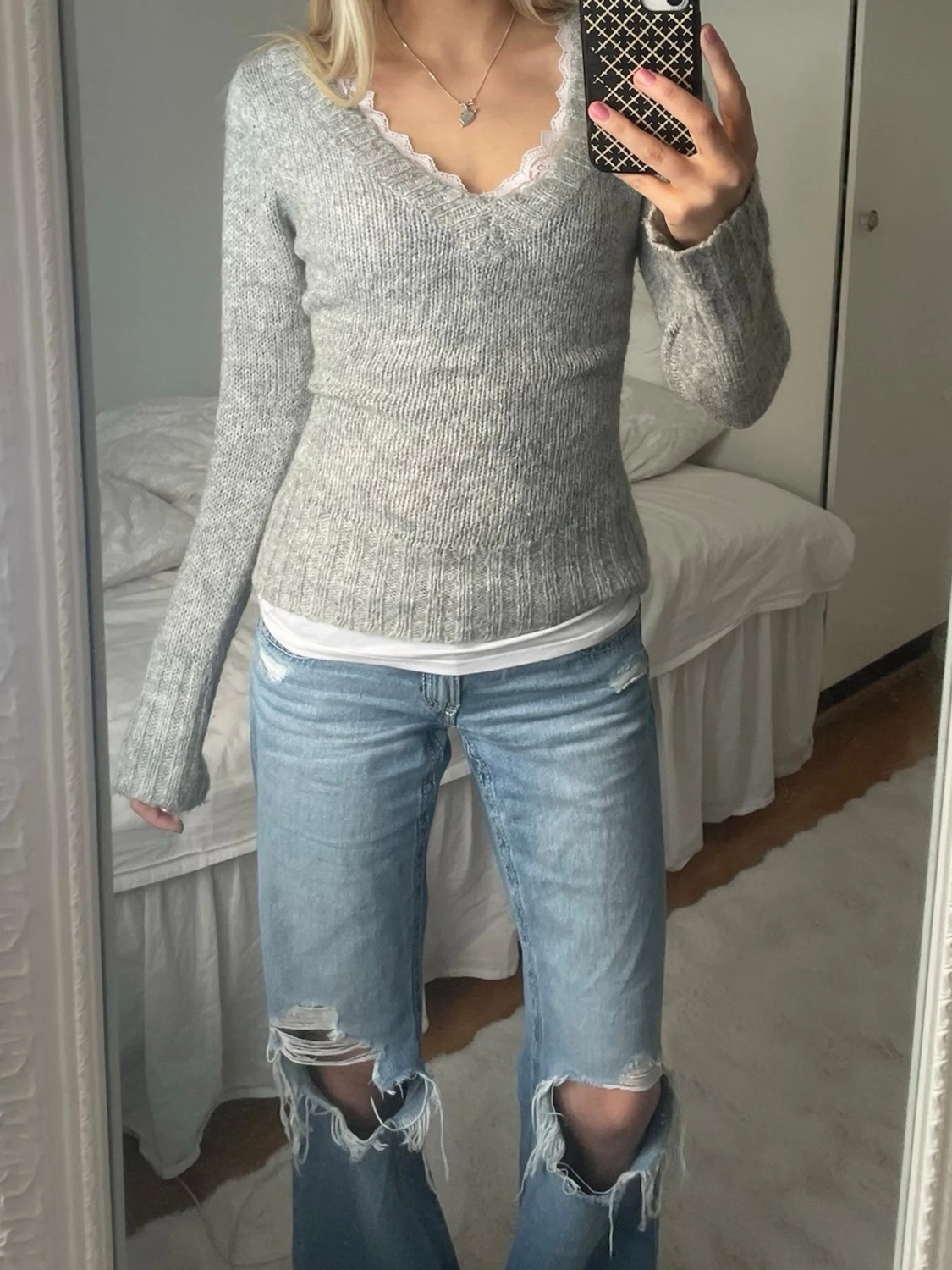 Grå stickad tröja med v-ringning - 3
