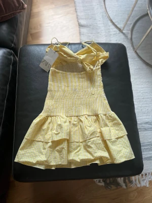 Gul rutig kortklänning från ZARA - Supersöt gul kortklänning från ZARA, aldrig använd slutsåld på Zara 