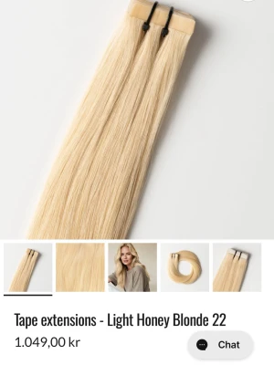 Tape extensions ljusblond 22 & 60A - Säljer tape extensions i två nyanser: Light Honey Blonde 22 och Light Natural Blonde 60A. Båda är raka, långa och har en naturligt blond färg. Perfekta för dig som vill ha fylligare och längre hår. Fästes enkelt med tejp. Material: äkta hår. ❌❌❌använda en omgång och behöver nya tejp bitar, kan man köpa på my extensions hemsida. Säljer då jag bytt hårfärg, bra kvalitet. Säljer för 550 per paket, nypris 1200 per paket. Skriv vid frågor, har mycket