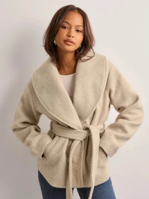 Beige kappa - En beige kappa från Vero Moda med skärp att knyta i midjan. Väldigt skönt material och fin passform! Köpt för 849;-, använd några enstaka gånger och är i superbra skick. Perfekt till höst, vinter och vår! Storlek M, men passar mig som har xs-s. Hör av dig vid frågor eller för fler bilder💕