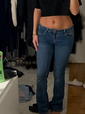 Bootcut jeans - Använt några gånger men fortfarande bra kvalitet! Jag är 167cm💗