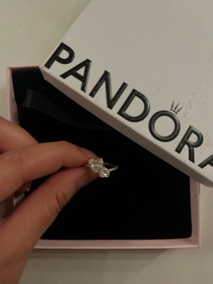 Guldfärgad ring med hjärtformad sten Pandora - Super söt guld ring från Pandora i strl 48 💕Säljer då den inte kommer till användning. Orginalpriser ligger på 1299!