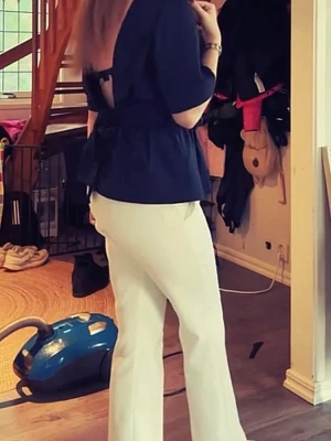 Mörkblå omlottopp med knyt - Snygg mörkblå omlottopp med knyt i ryggen och korta ärmar. Toppen har en markerad midja och en lätt v-ringning. Perfekt för dig som gillar stilrena och trendiga plagg med en twist.