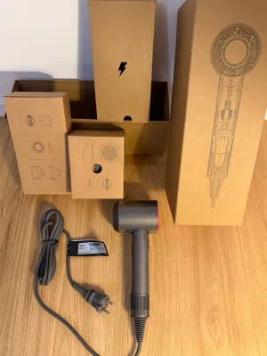 Dyson Supersonic hårfön grå/rosa - Completely new. Never used. Comes with the original box. Serial code. All the accessories included in the box.