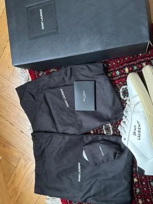 Saint laurent skor 43,5 - Säljer mina skor då de ej används längre. Kvitto finns allt og följer med. Storlek 43,5. Prutat och klart. Inga oseriösa frågor tack.