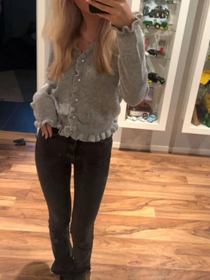Gråa ZARA jeans med slits  - Säljer några av mina favortjeans. Använder dock tyvärr inte de så mycket längre…Lite högre i midjan, men jag som inte tycker om höga midjor känner mig ändå bekväm i dom här. De har en lite tightare modell men med en slits nertill. Sitter som en smäck baktill😋