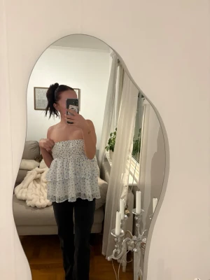 Blommig volang kjol/topp - Supersöt kjol/topp från vero Moda. Den är tänkt som kjol med jag har enbart använt den som topp✨ storlek M