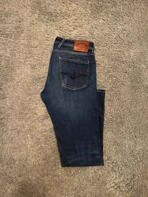 Replay Anbass W33 L32 - Säljer ett par Replay Anbass blue jeans i fint skick. Kom PM för fler bilder eller andra funderingar! Priset går att diskuteras. 