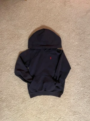 Ralph lauren Hoodie - En riktigt fin Mörkblå Ralph lauren hoodie. Storlek Xxs så den passar dig som är 154-160. Perfekt till ett par schyssta Jeans