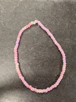 Rosa pärlarmband storlek L  - Ett handgjort armband med pärlor i olika nyanser av rosa.  