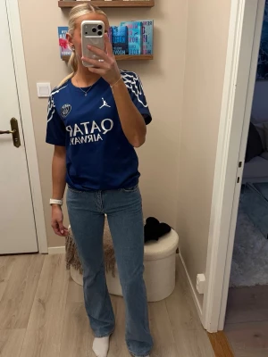 Blå bootcut jeans  - Blå bootcut jeans från Bikbok, jättesköna! Skulle säga att de är low/mid waist. Storlek W27 L32. Jag är 172cm och brukar ha storlek s/36 