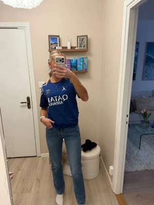 Levis Jeans 501 - Mörkblå levisjeans i rak form. Fint skick! De är i storlek w:27 L:30. Jag är 172cm och brukar ha storlek s/36 