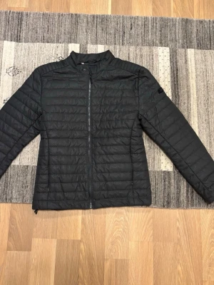 Svart pufferjacka - svart pufferjacka