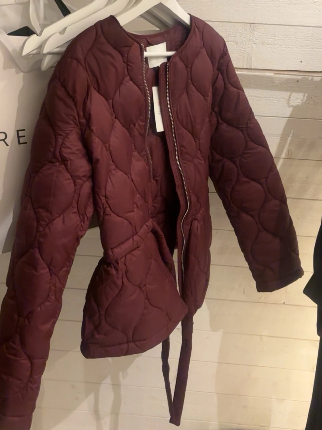 Trendiga Vinröd jacka med bälte - 2