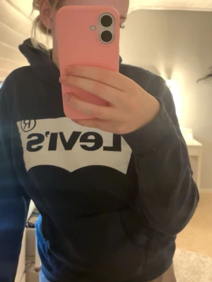 Levis Hoodie - Kommer ej till användning längre, lite urtvättad❣️ passar mej som bär S, passar både kille o tjej❣️