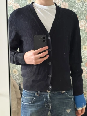 Tiger of sweden kofta - Snygg svart kofta med v-ringning och fem knappar framtill. Jätte fin kofta att ha sen vinter/vår för ett jätte bra pris. M i storlek men sitter som S, kom dm vid frågor✅