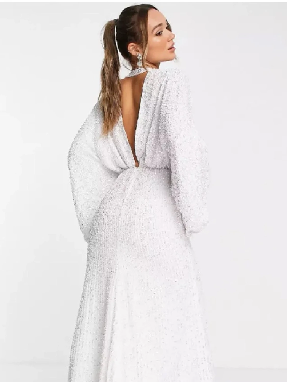 Vit glittrig långklänning med öppen rygg