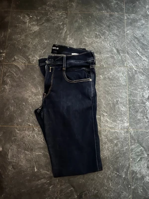 Mörkblå jeans från Replay - Snygga mörkblå jeans från Replay med klassisk femficksdesign och kontrastsömmar. Hör av er vid funderingar 