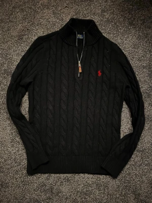 Ralph lauren half zip - Hej!   Säljer av denna cotton cable half zipen av märket ralph lauren, använd 1-2 gånger så nyskick i princip. Skriv för mer info!