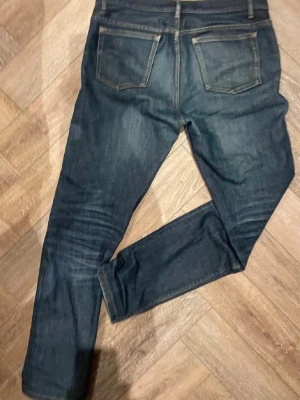 A.P.C. Jeans Selvedge - A.P.C. Selvedge Jeans, köpta för 1400kr. Använt fåtal gånger, köpta för en vecka sen på Plick. Säljer för 1100kr men kan gå ner i pris!