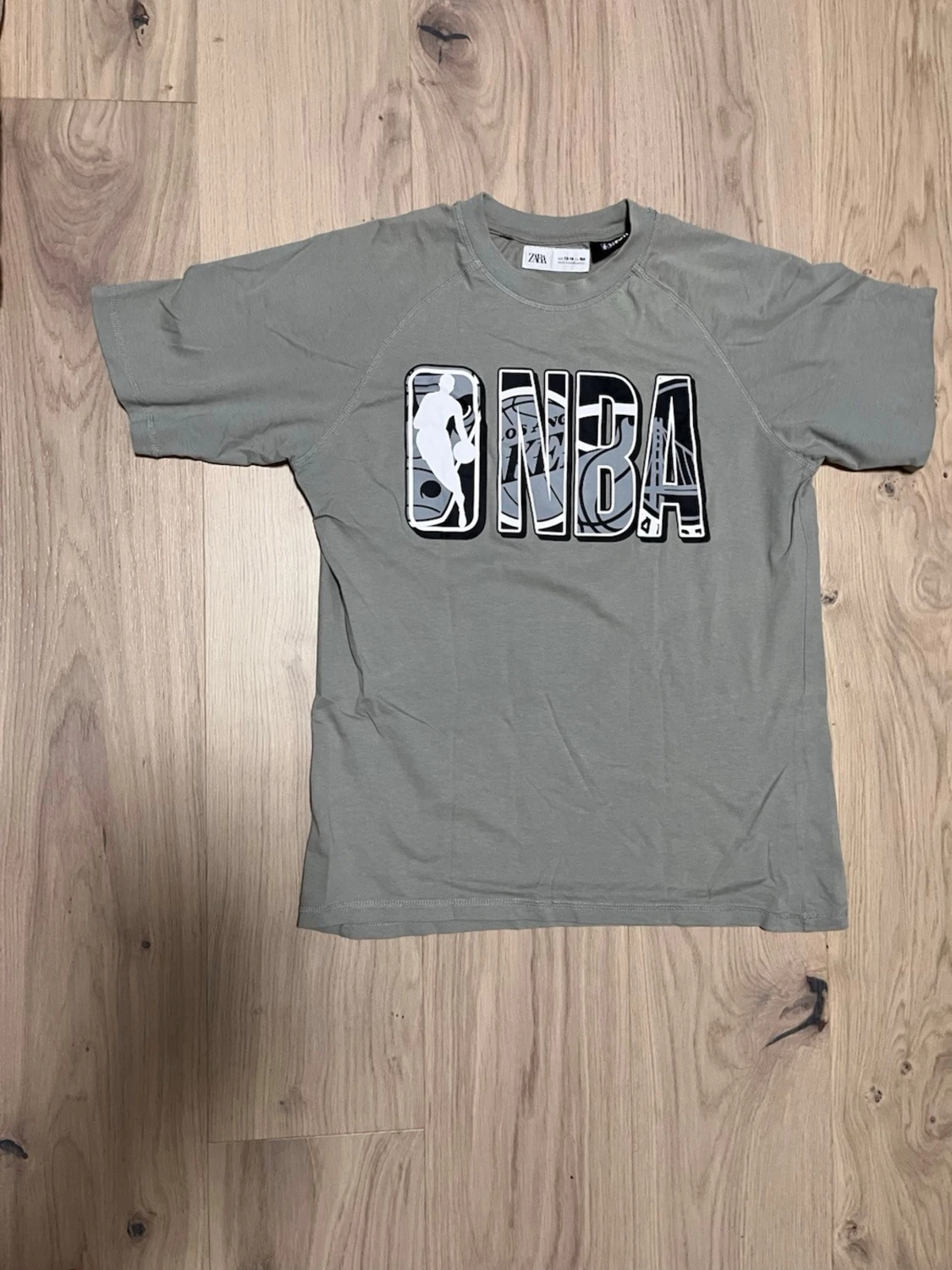 Grå NBA t-shirt från Zara - 2