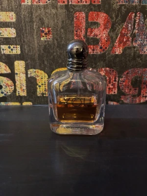 Emporio Armani Stronger With You - Emporio Armani Stronger With You är en elegant parfym i en genomskinlig glasflaska med rundade former och en mörk, metallisk kork. Doften har en varm bärnstensfärgad vätska som ger ett lyxigt intryck. Perfekt för dig som gillar stilrena och moderna parfymer. 100ml flaska. Ca 50 ml kvar